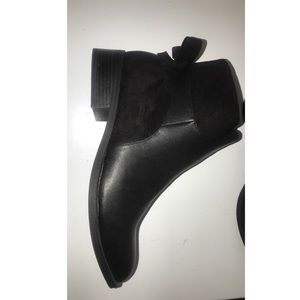 12W booties with bow on back 🎀